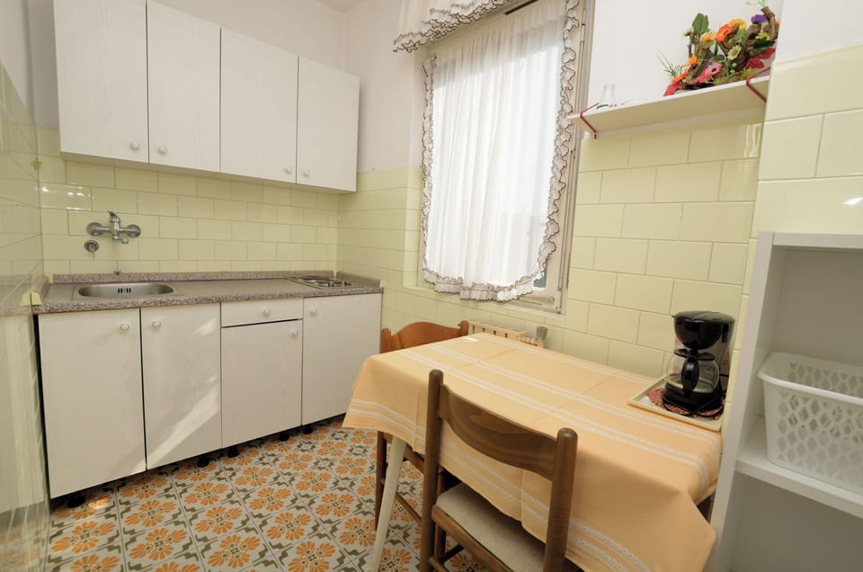 Studio (A2) | Private kitchen | Espresso maker, fridge, stovetop, electric kettle