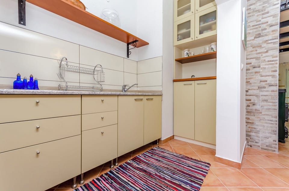 House | Private kitchen | Fridge, oven, stovetop, cookware/dishes/utensils