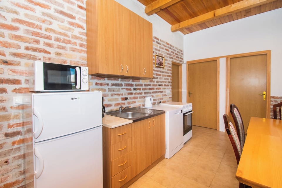 House | Private kitchen | Fridge, microwave, oven, stovetop