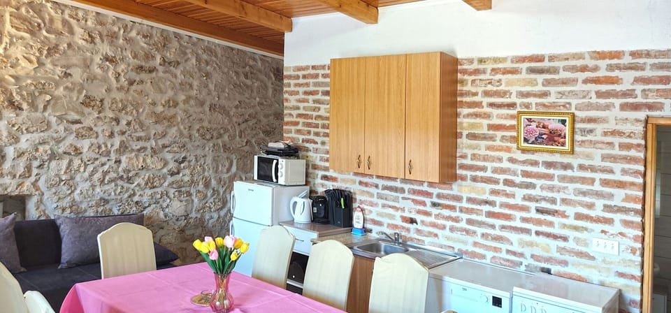 House | Private kitchen | Fridge, microwave, oven, stovetop
