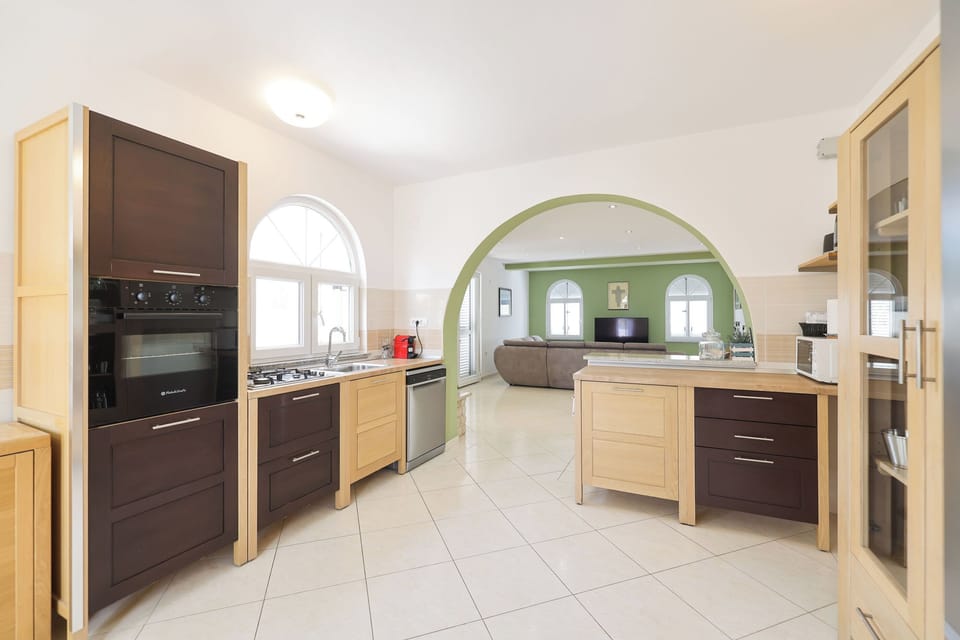 House | Private kitchen | Fridge, microwave, oven, dishwasher