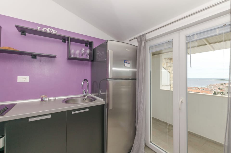 Apartment (A1) | Private kitchen | Fridge, microwave, oven, stovetop