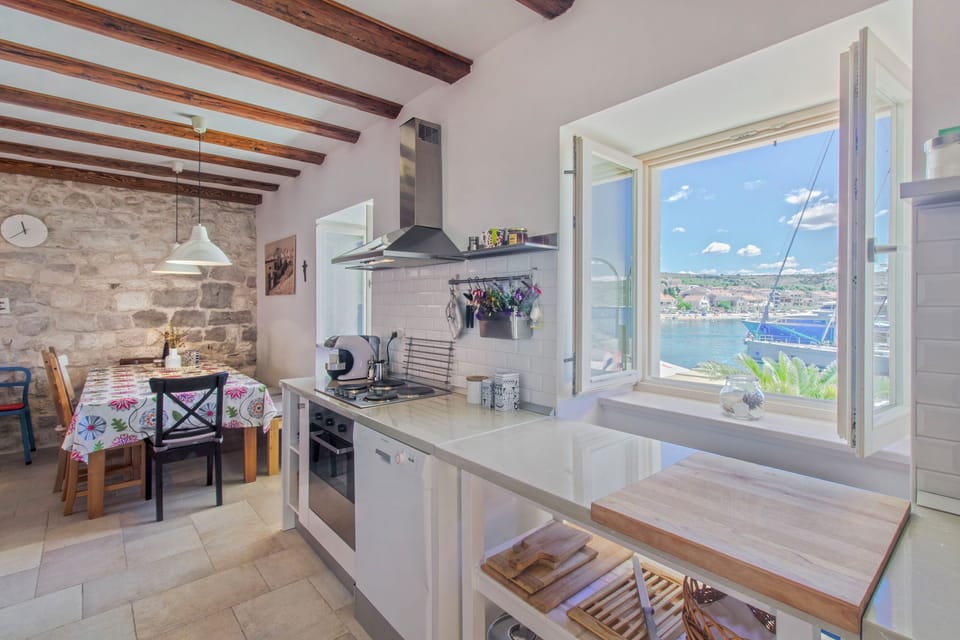 House | Private kitchen | Fridge, microwave, oven, stovetop