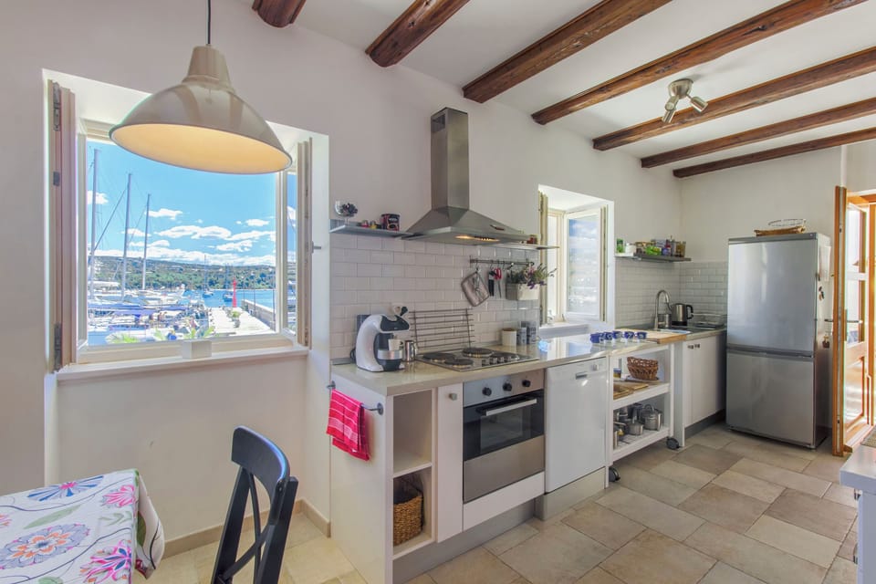 House | Private kitchen | Fridge, microwave, oven, stovetop