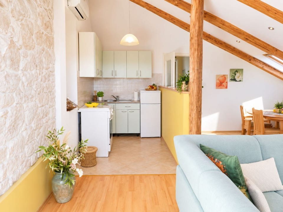 Apartment (A2) | Private kitchen | Fridge, oven, stovetop, electric kettle