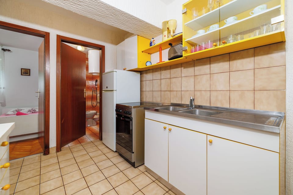 Apartment (A1) | Private kitchen | Fridge, microwave, oven, stovetop