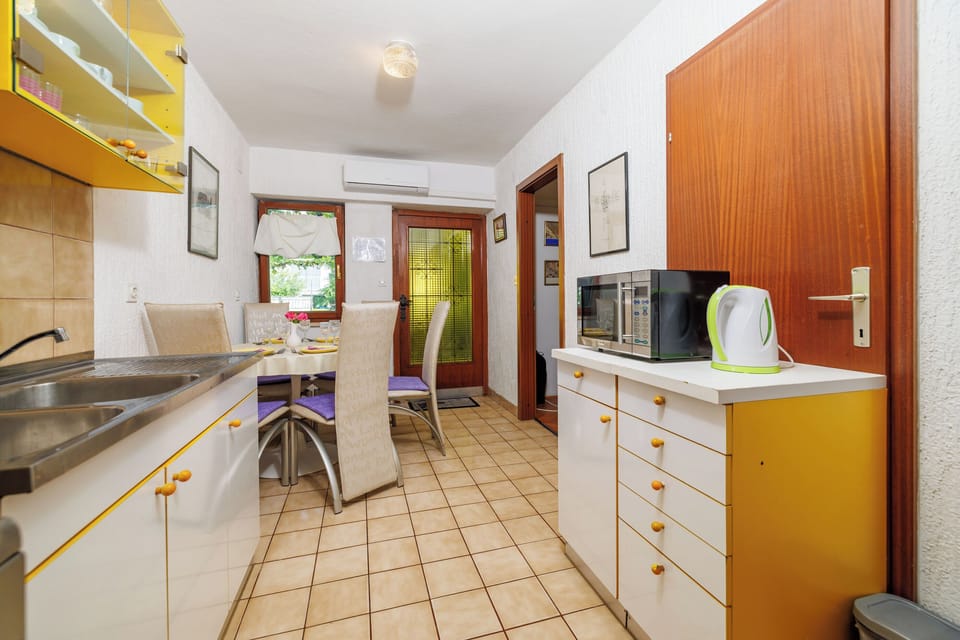 Apartment (A1) | Private kitchen | Fridge, microwave, oven, stovetop