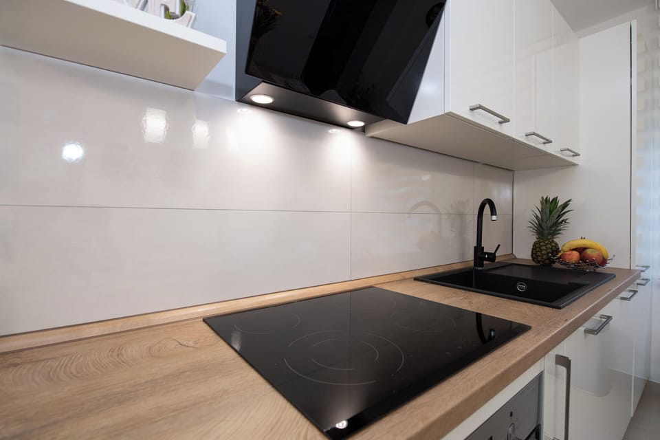Apartment (A1) | Private kitchen | Fridge, microwave, oven, stovetop