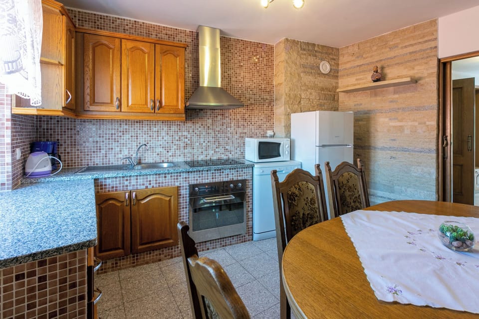 Apartment (A1) | Private kitchen | Fridge, microwave, oven, stovetop