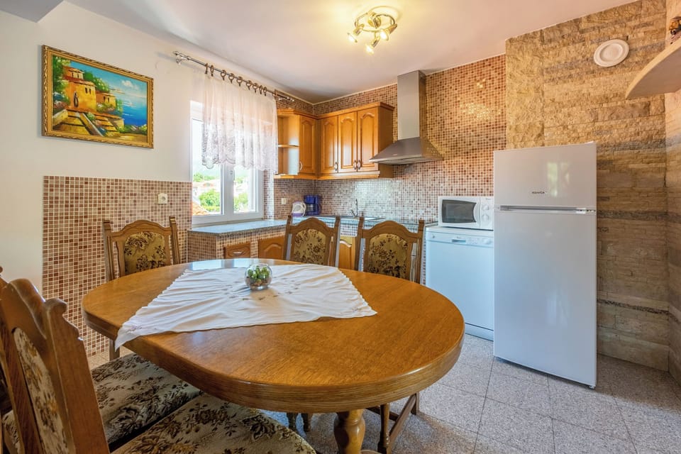 Apartment (A1) | Private kitchen | Fridge, microwave, oven, stovetop
