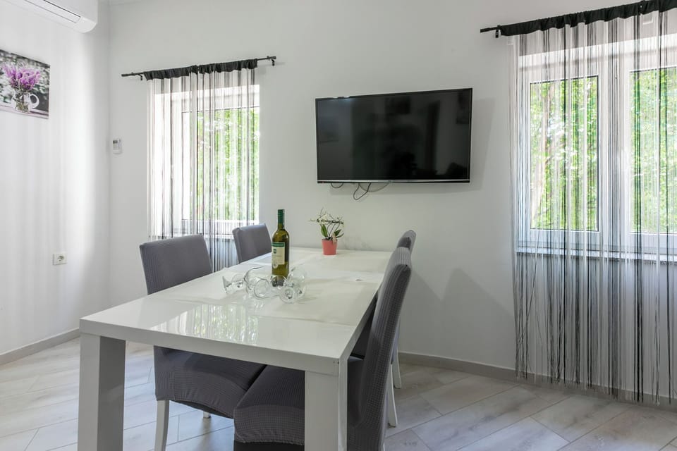 Apartment (A1) | Dining