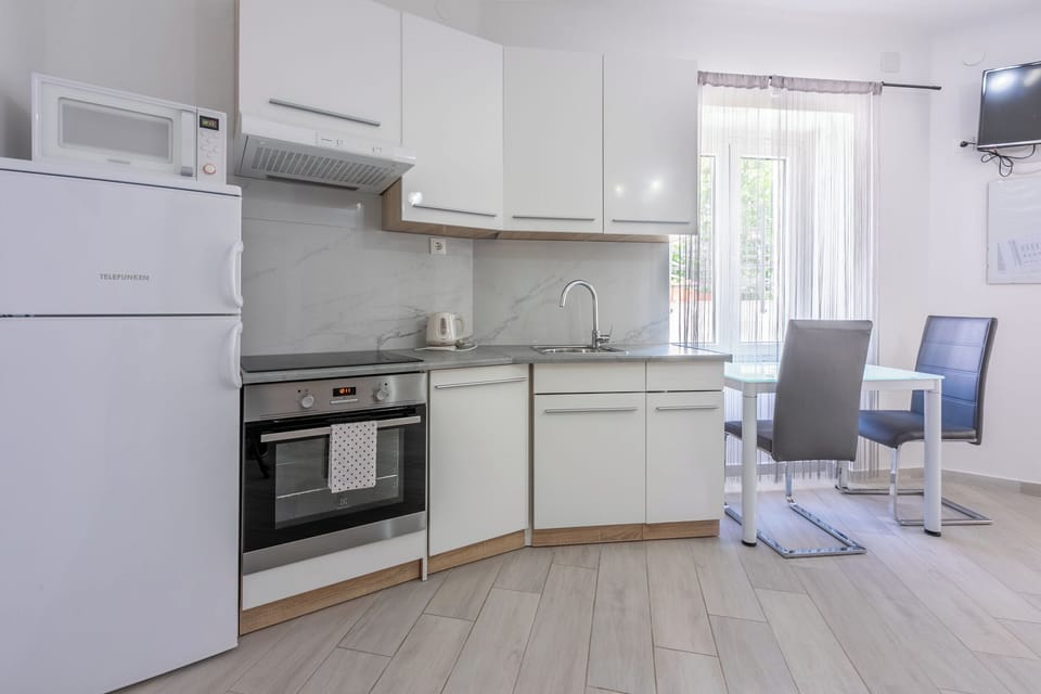 Studio (A1) | Private kitchen | Fridge, microwave, oven, stovetop