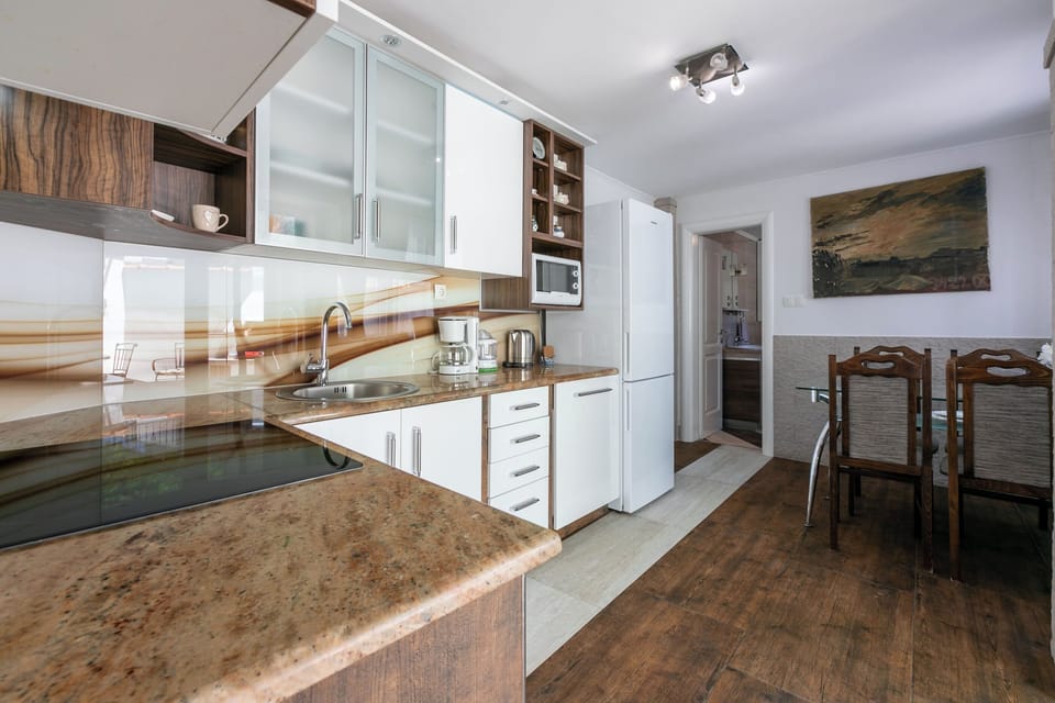 House | Private kitchen | Fridge, microwave, oven, stovetop