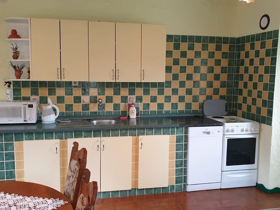 House | Private kitchen | Fridge, microwave, oven, stovetop