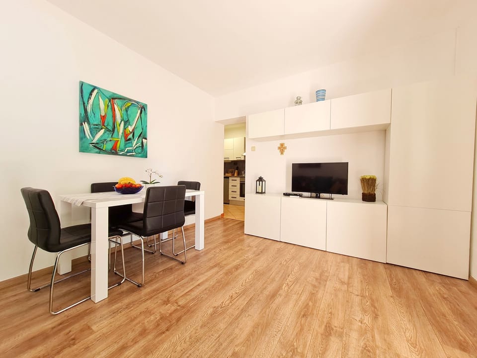 Apartment (A1) | Dining