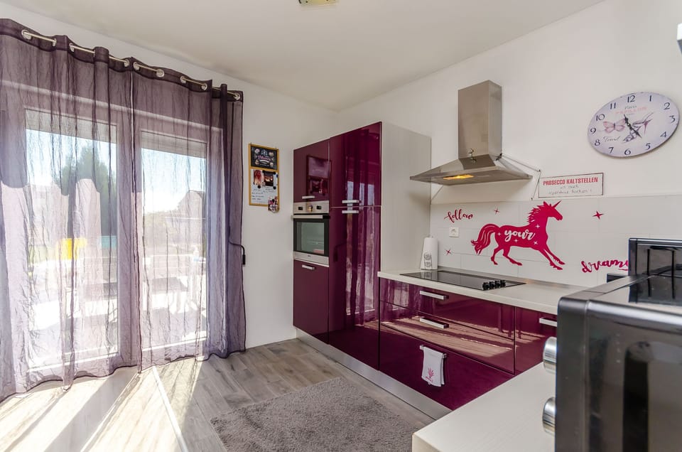 House | Private kitchen | Fridge, microwave, oven, stovetop