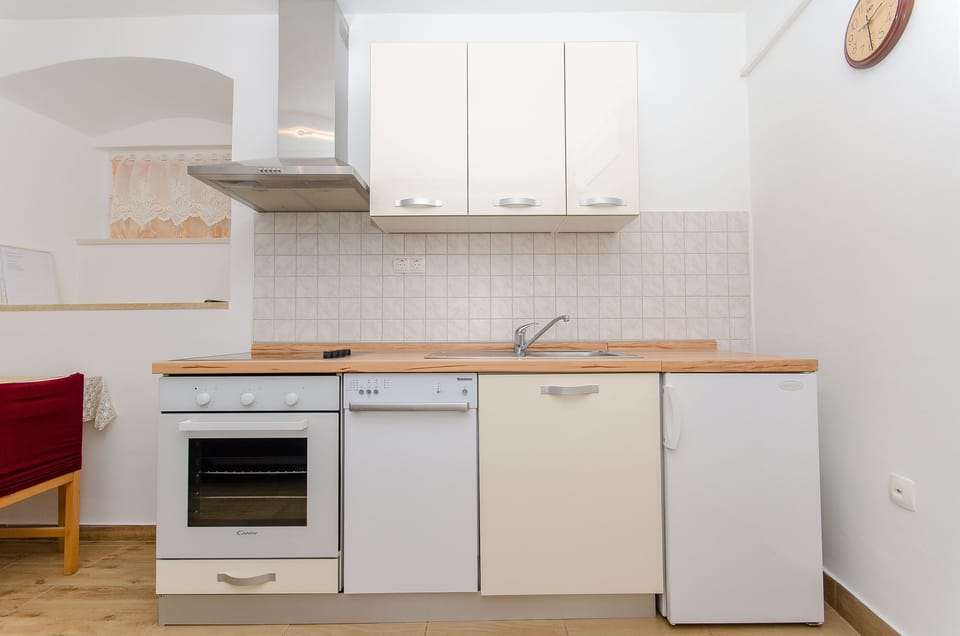 Apartment (A1) | Private kitchen | Fridge, microwave, oven, stovetop