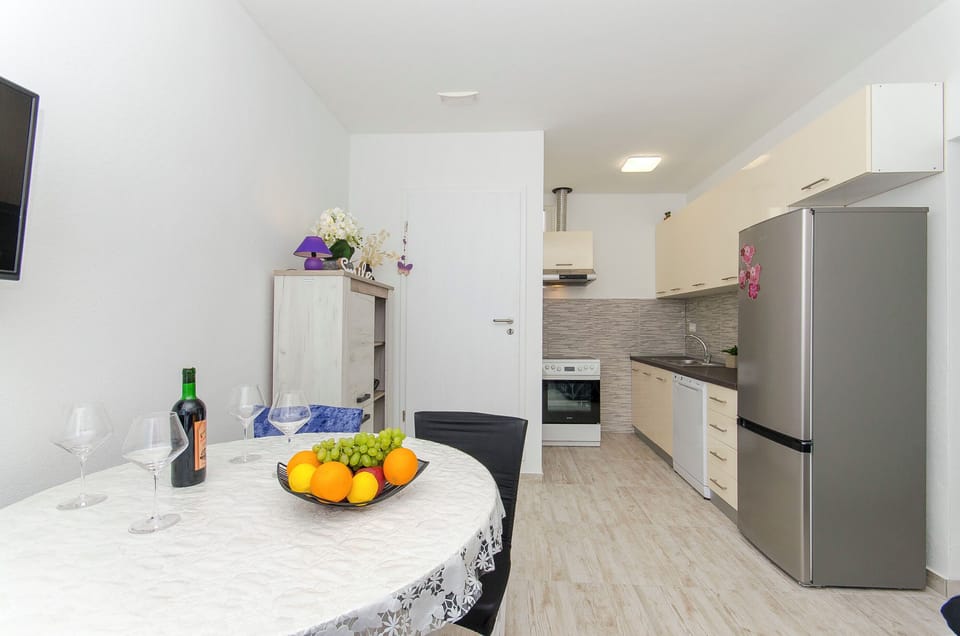 Apartment (A1) | Private kitchen | Fridge, microwave, oven, stovetop