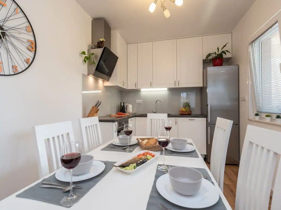 House | Private kitchen | Fridge, oven, stovetop, dishwasher