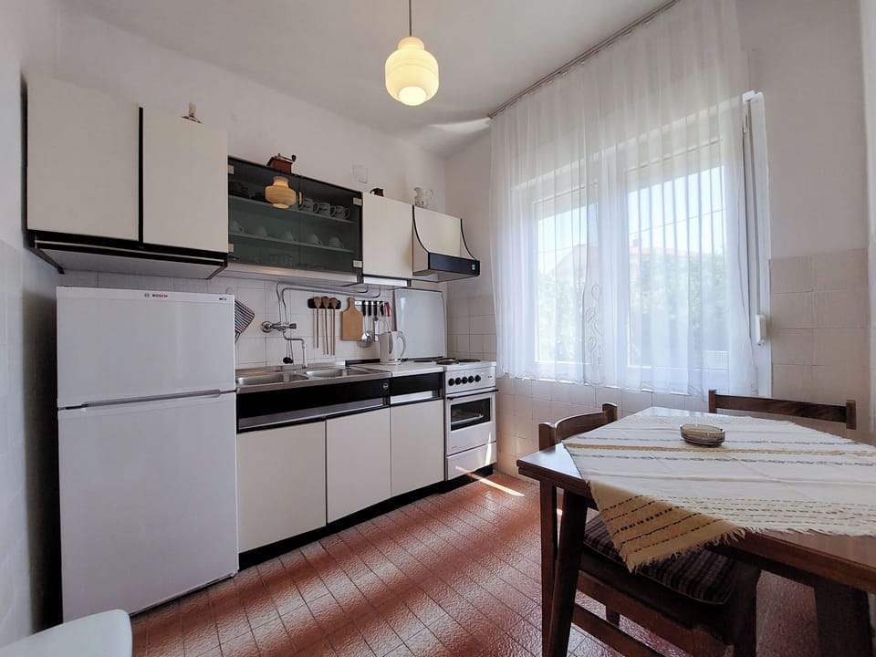 Apartment (A1) | Private kitchen | Fridge, oven, stovetop, electric kettle