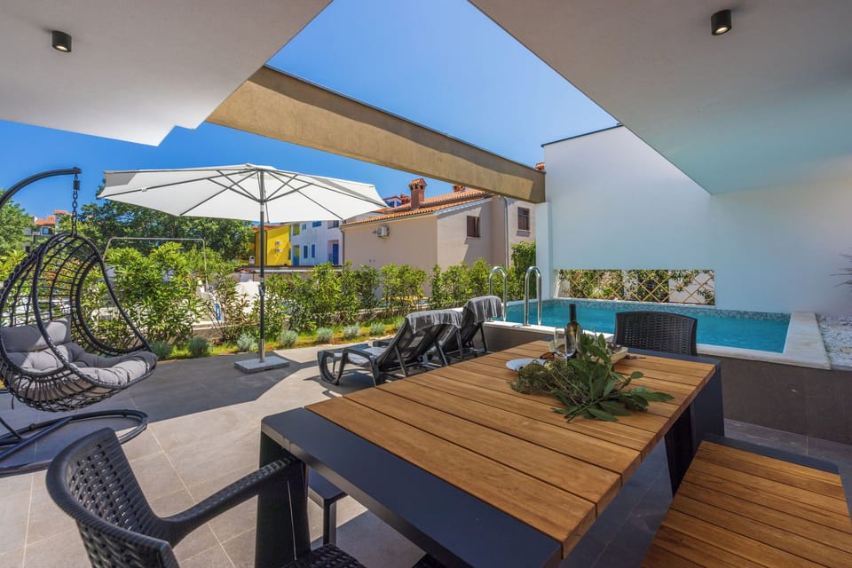 House | Outdoor pool