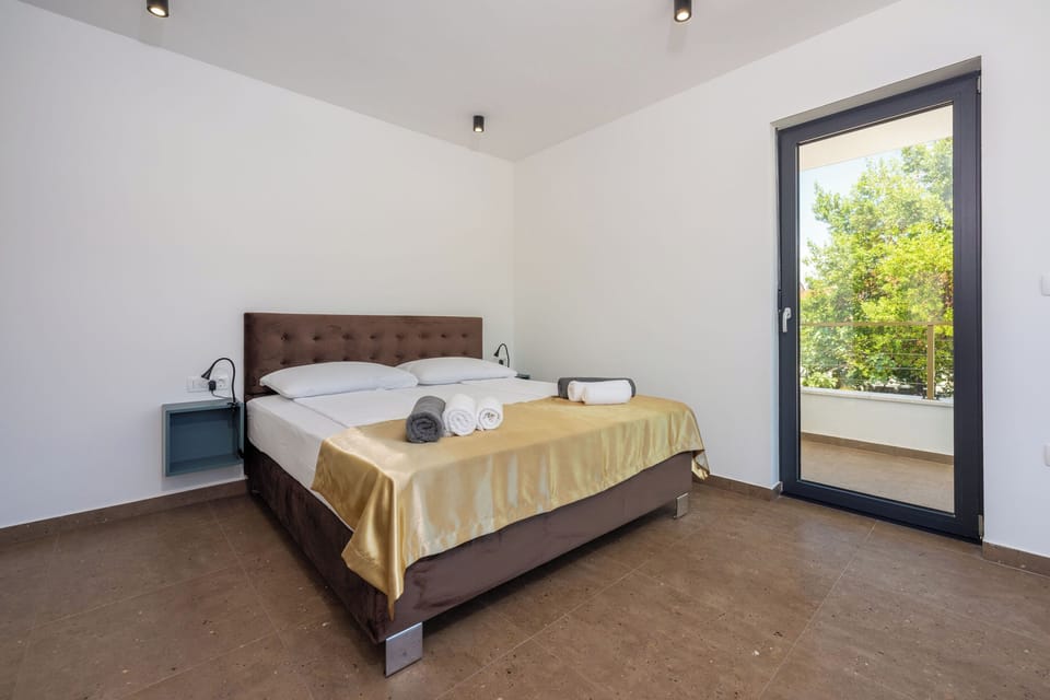 House | In-room safe, iron/ironing board, free WiFi