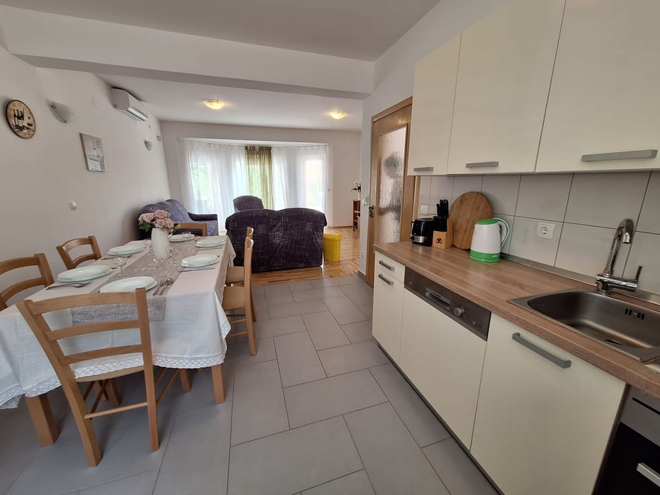 House | Private kitchen | Fridge, microwave, oven, stovetop