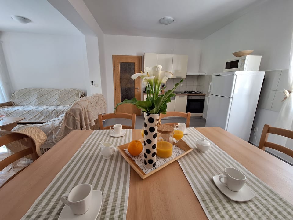 House | Private kitchen | Fridge, microwave, oven, stovetop