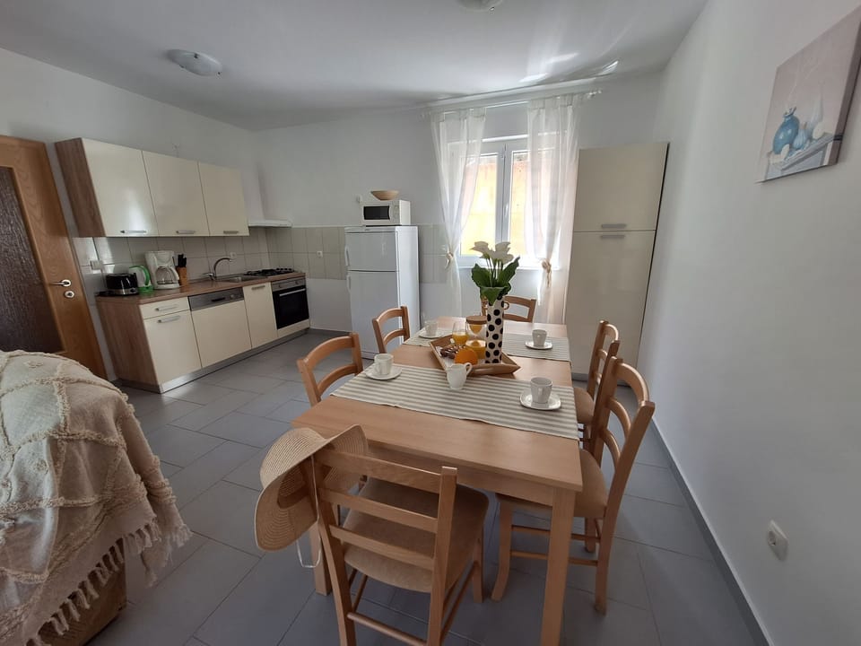House | Private kitchen | Fridge, microwave, oven, stovetop
