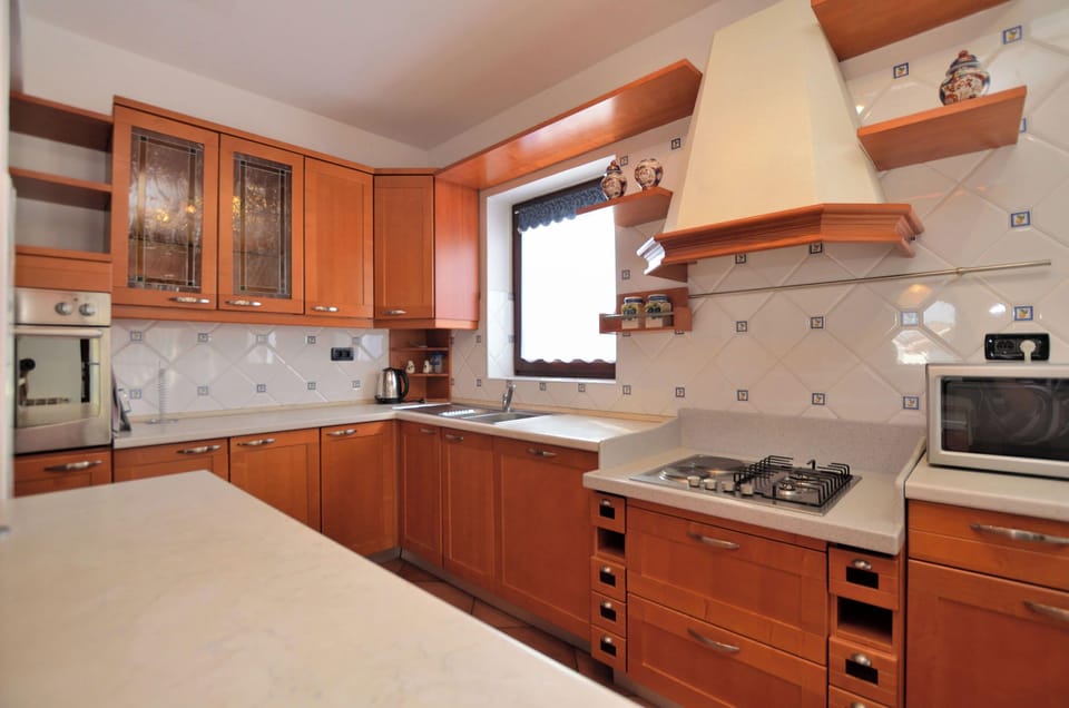 Apartment (A1) | Private kitchen | Fridge, microwave, oven, stovetop