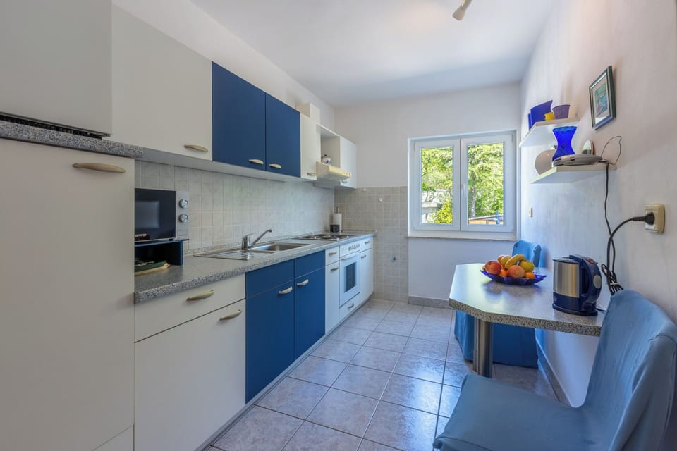 Apartment (A1) | Private kitchen | Fridge, oven, stovetop, espresso maker