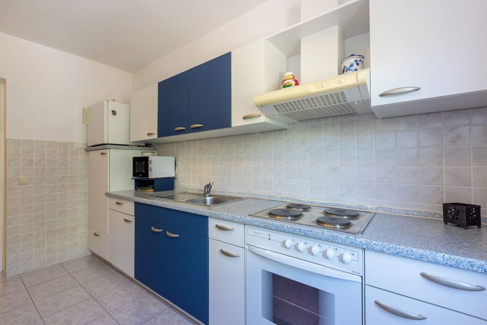 Apartment (A1) | Private kitchen | Fridge, oven, stovetop, espresso maker