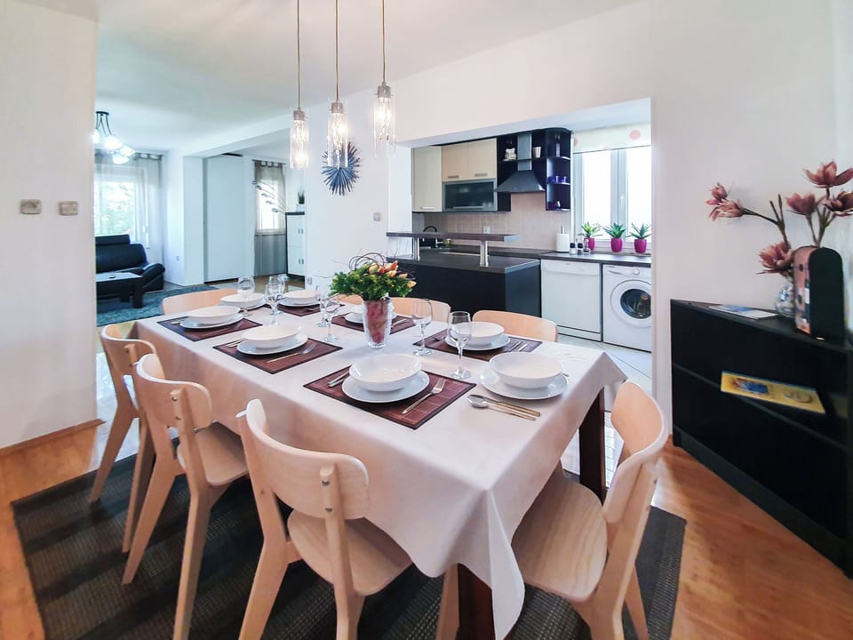 Apartment (A1) | Private kitchen | Fridge, microwave, oven, stovetop