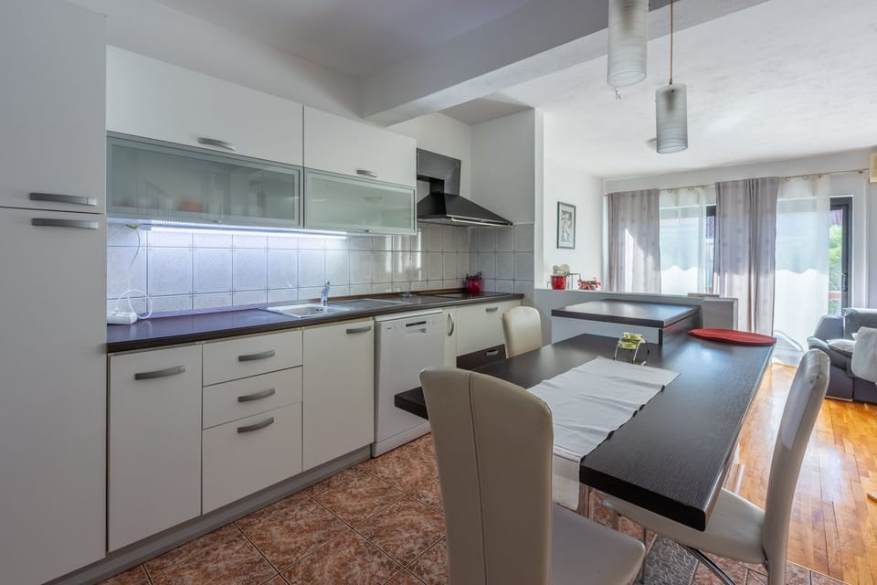 House | Private kitchen | Fridge, microwave, oven, stovetop