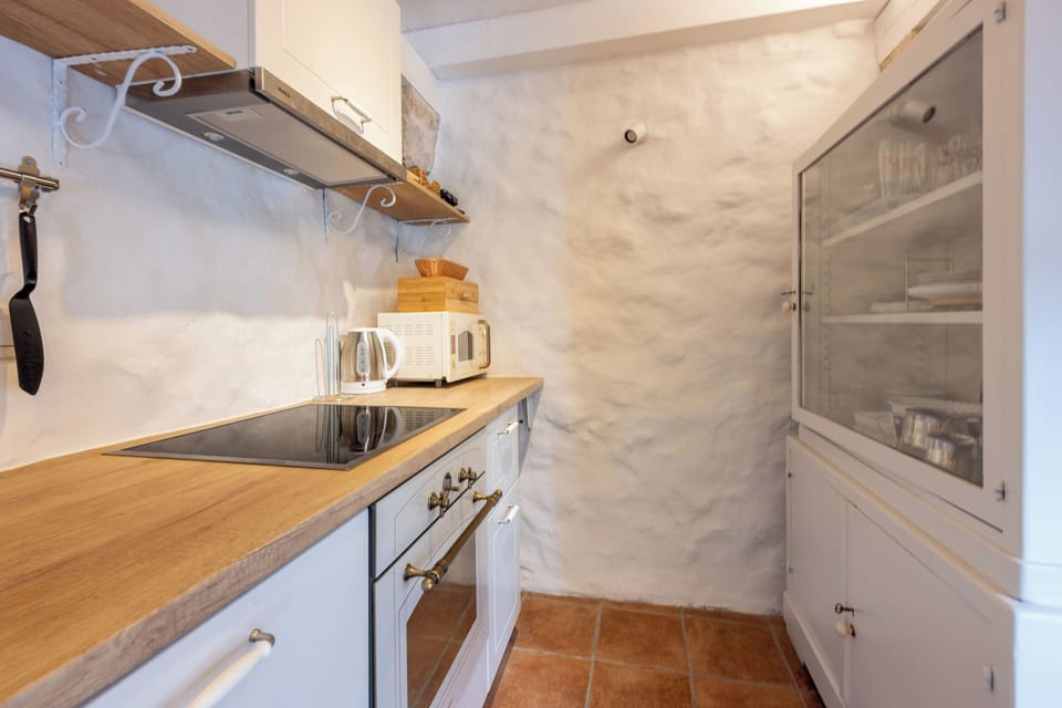 House | Private kitchen | Fridge, microwave, oven, stovetop