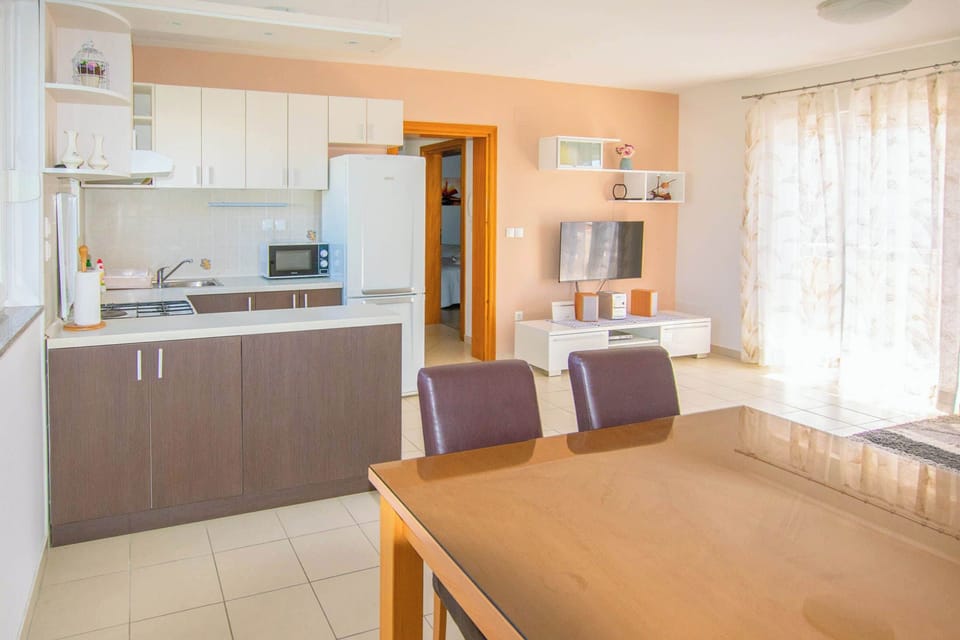 Apartment (A1) | Private kitchen | Fridge, microwave, oven, stovetop