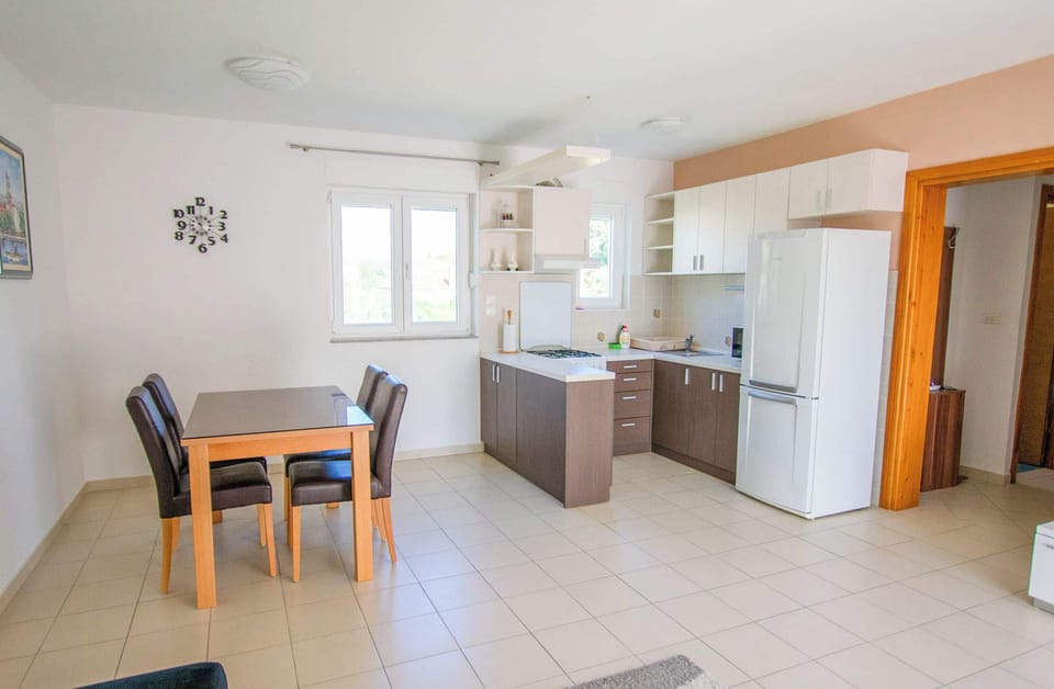 Apartment (A1) | Private kitchen | Fridge, microwave, oven, stovetop