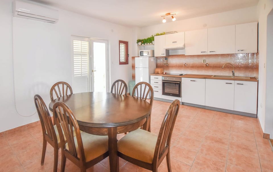 House | Private kitchen | Fridge, microwave, oven, stovetop