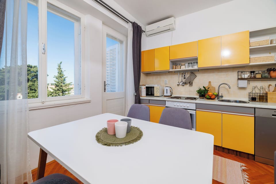 Apartment (A1) | Private kitchen | Fridge, microwave, oven, stovetop