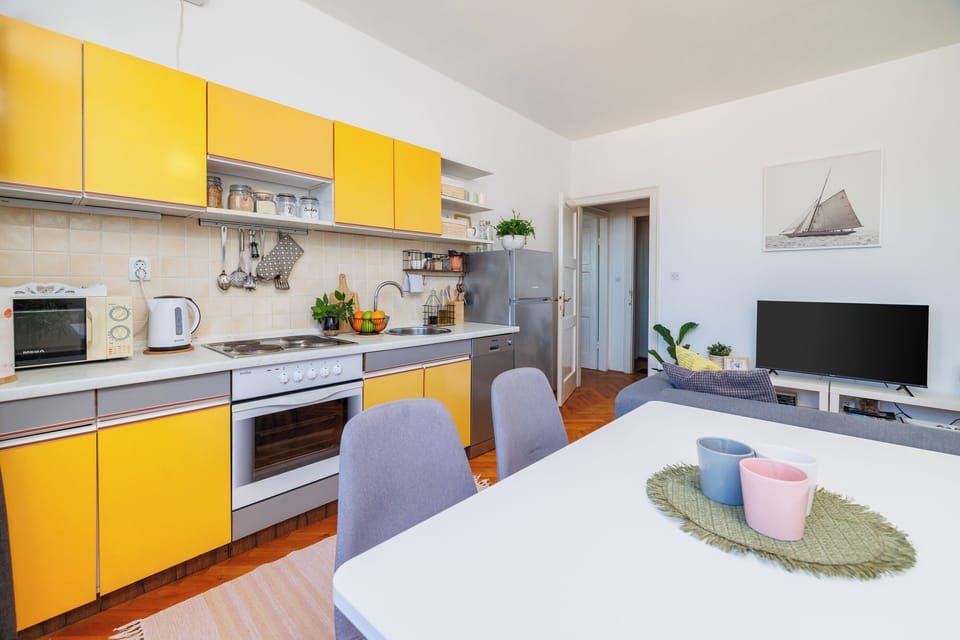 Apartment (A1) | Private kitchen | Fridge, microwave, oven, stovetop