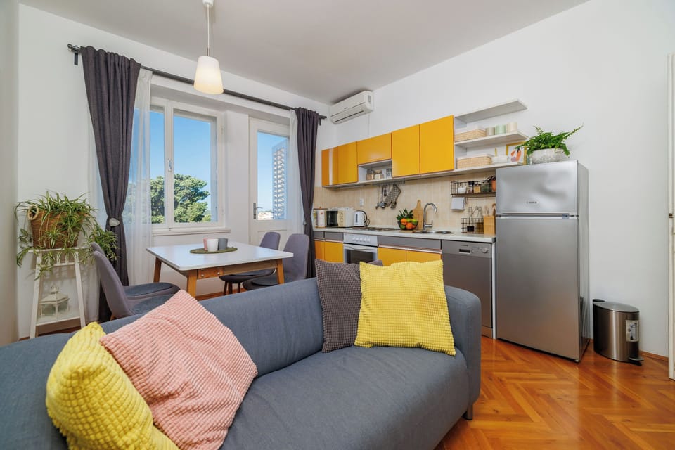Apartment (A1) | Private kitchen | Fridge, microwave, oven, stovetop