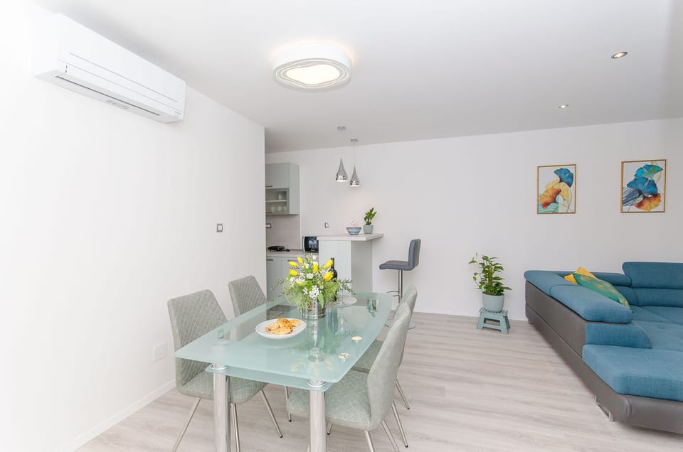 Apartment (A1) | Dining