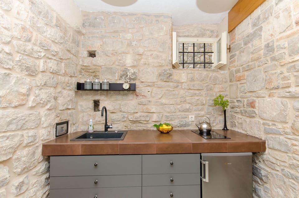Studio (A1) | Private kitchen | Fridge, stovetop, electric kettle, toaster