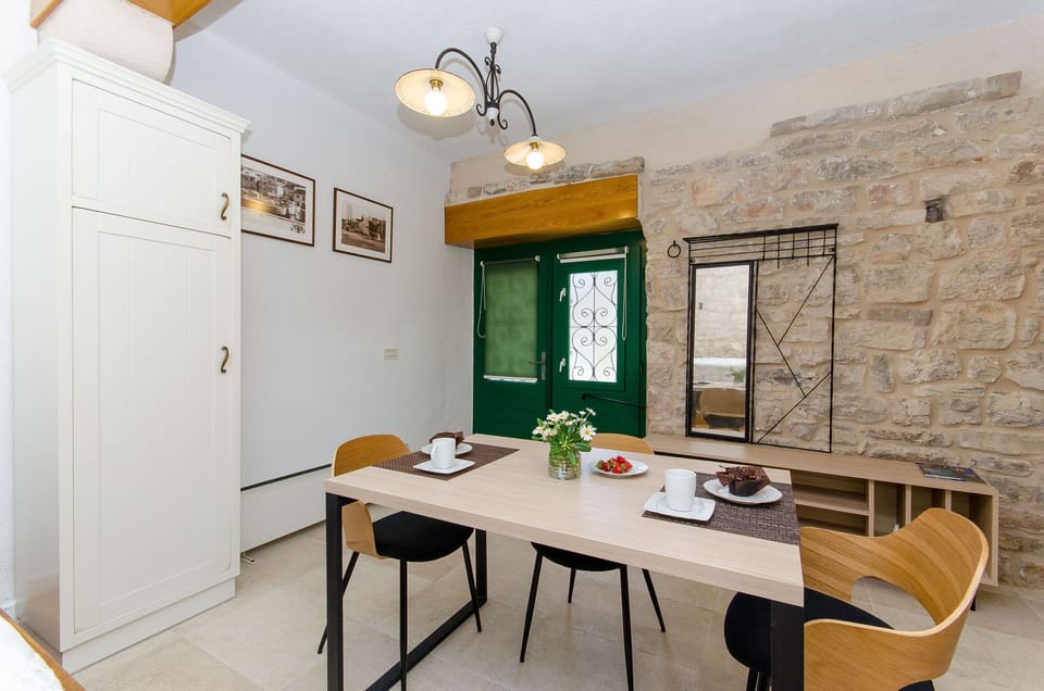 Studio (A1) | Dining