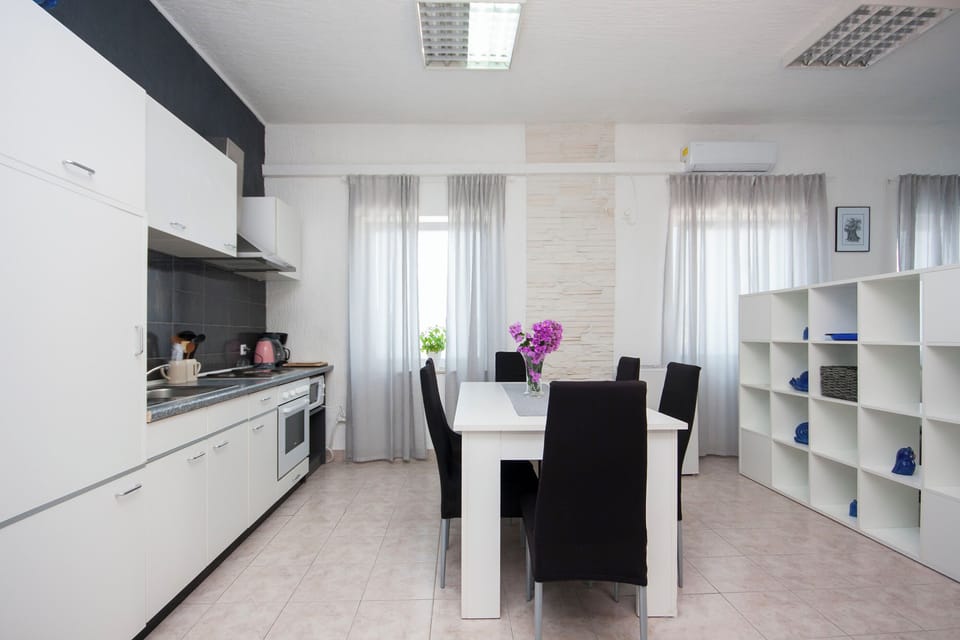 House | Private kitchen | Fridge, microwave, oven, stovetop
