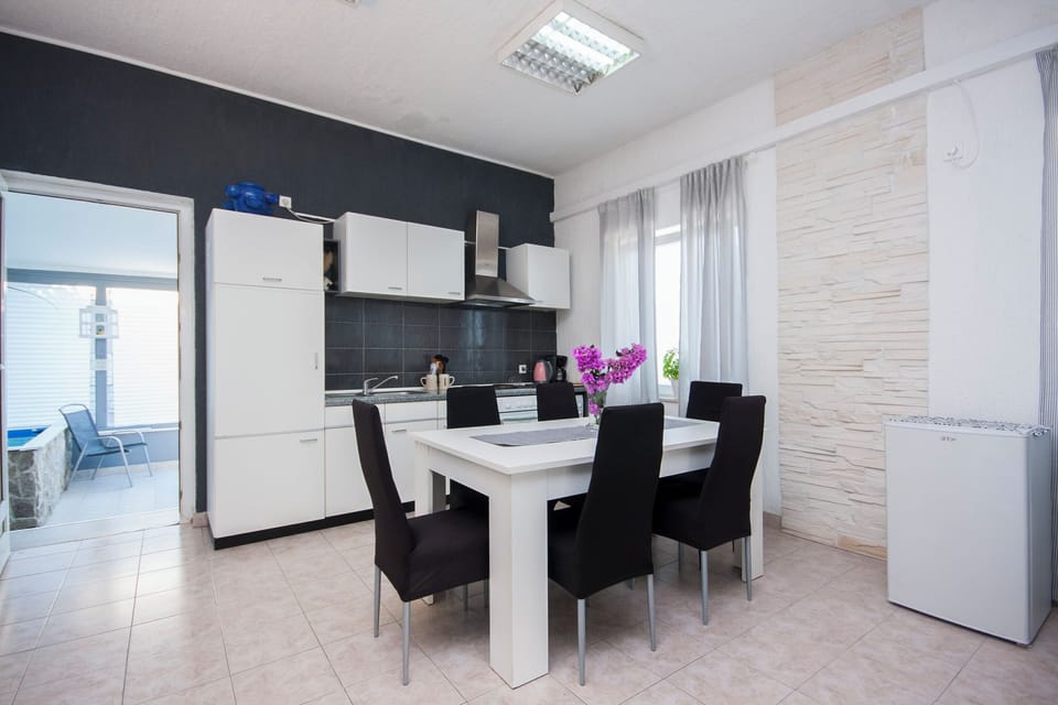 House | Private kitchen | Fridge, microwave, oven, stovetop