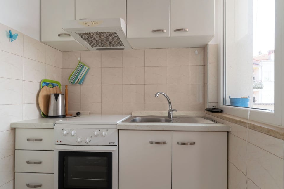 Apartment (A1) | Private kitchen | Fridge, microwave, oven, stovetop