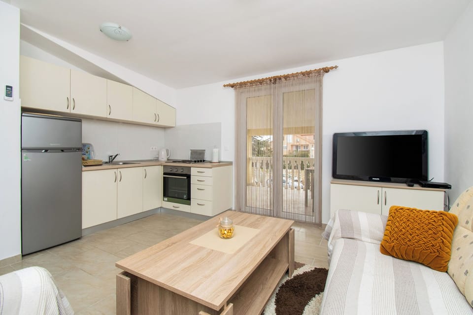 Apartment (A1) | Private kitchen | Fridge, microwave, oven, stovetop