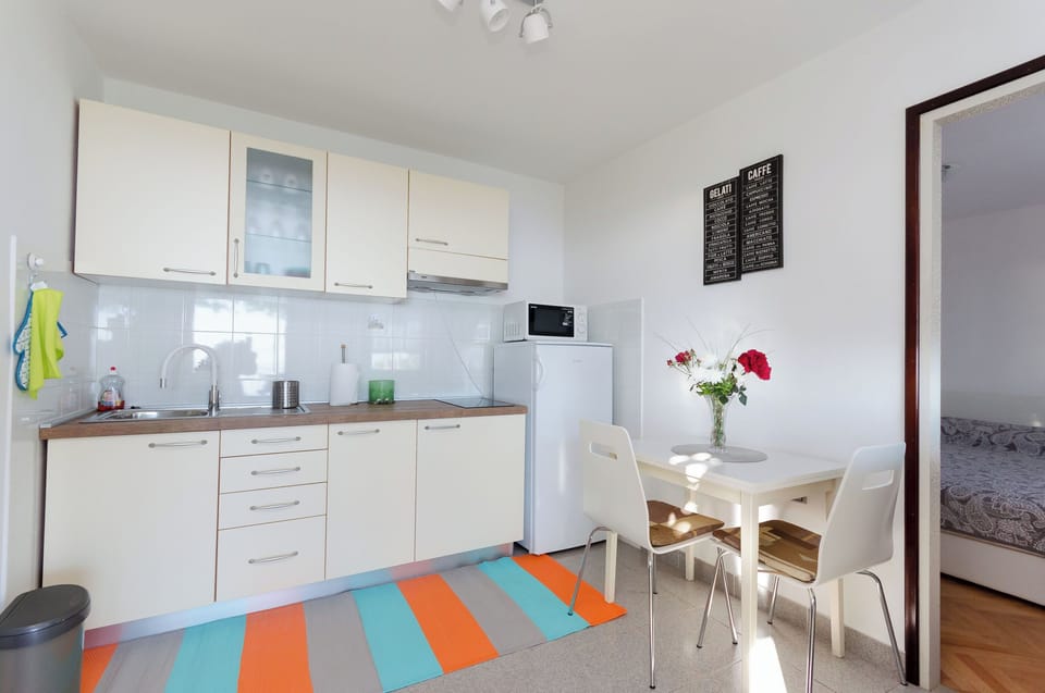 House | Private kitchen | Fridge, microwave, stovetop, electric kettle