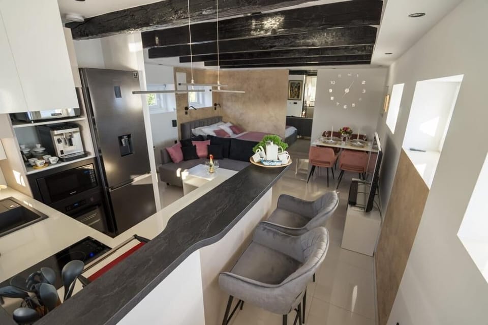 Studio (A1) | Private kitchen | Fridge, microwave, oven, stovetop